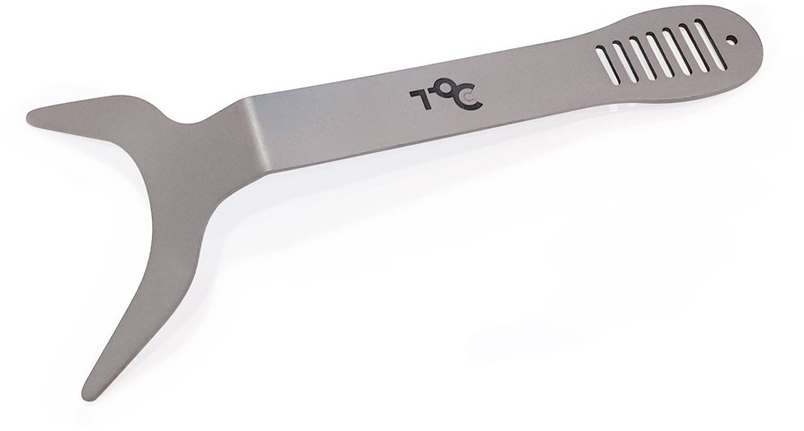 Lip retractor clearance